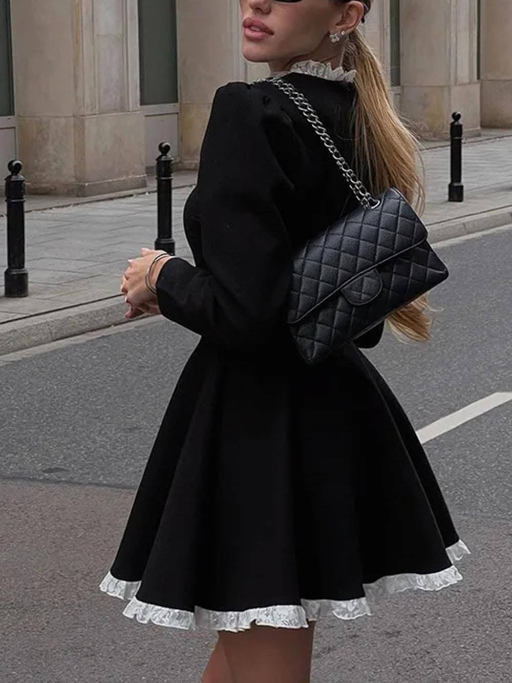 Mini-robe élégante à manches longues et taille haute avec empiècements en dentelle