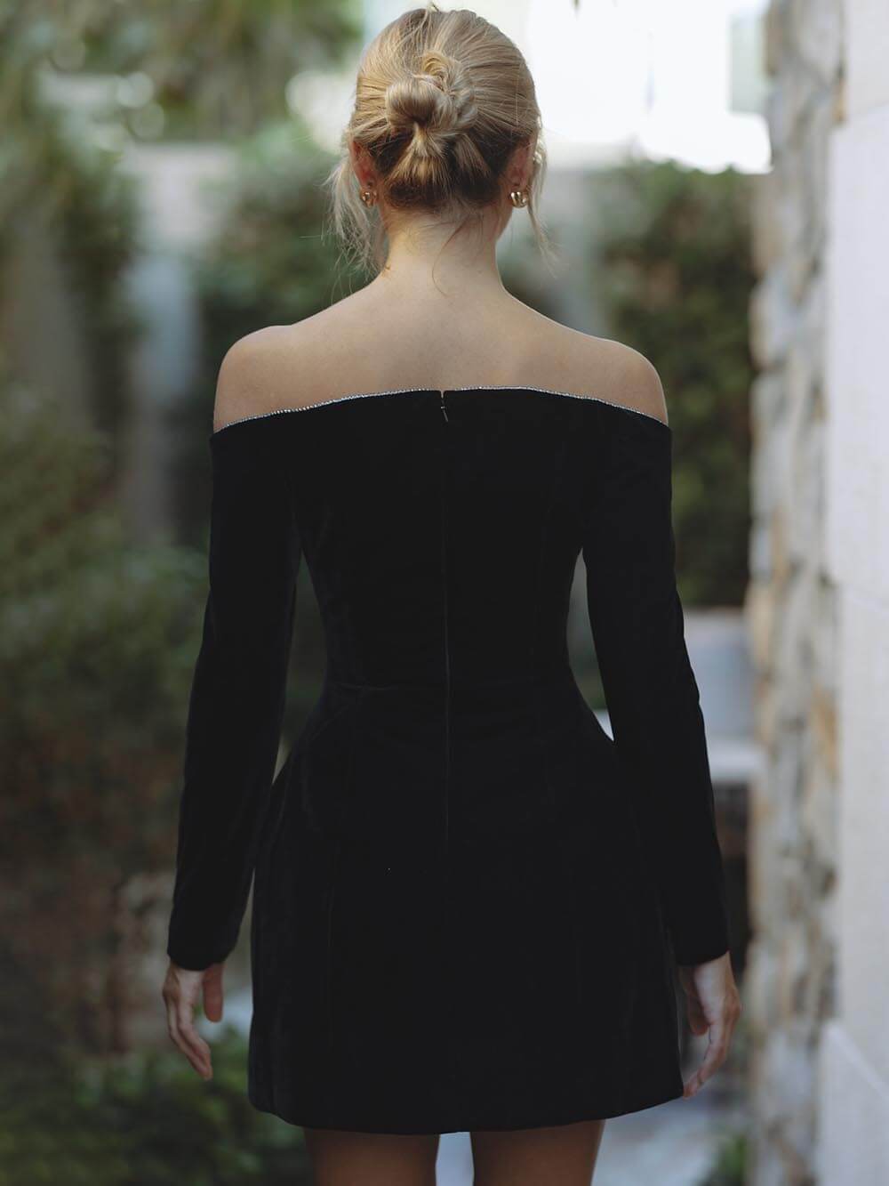 Robe mini à manches longues et poches, épaules dénudées et bordure pailletée exquise