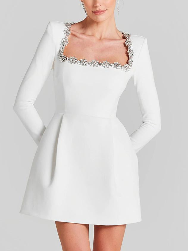 Robe courte élégante à col carré et ornements en cristal