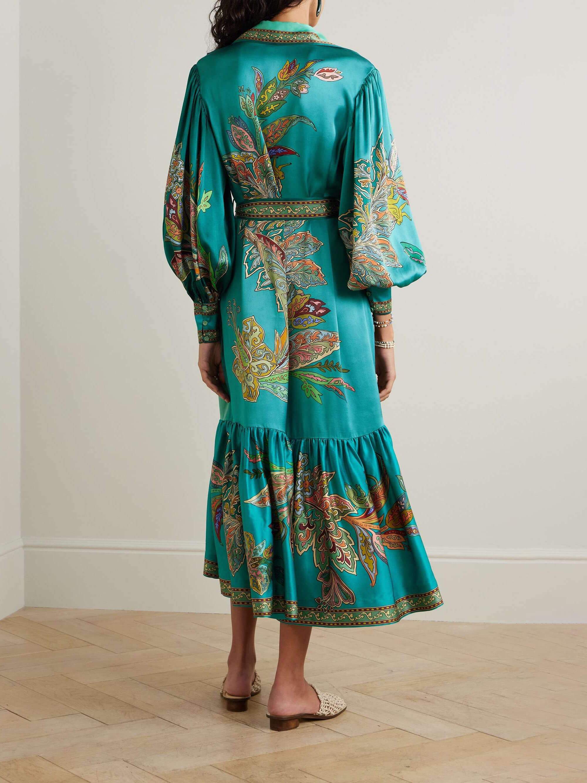 Vestido midi de satén con delicado estampado floral y botonadura sencilla