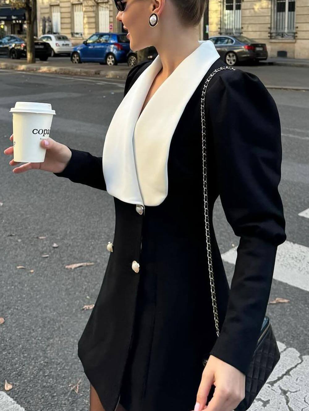 Robe mini blazer élégante à revers et boucle en métal de couleur contrastée