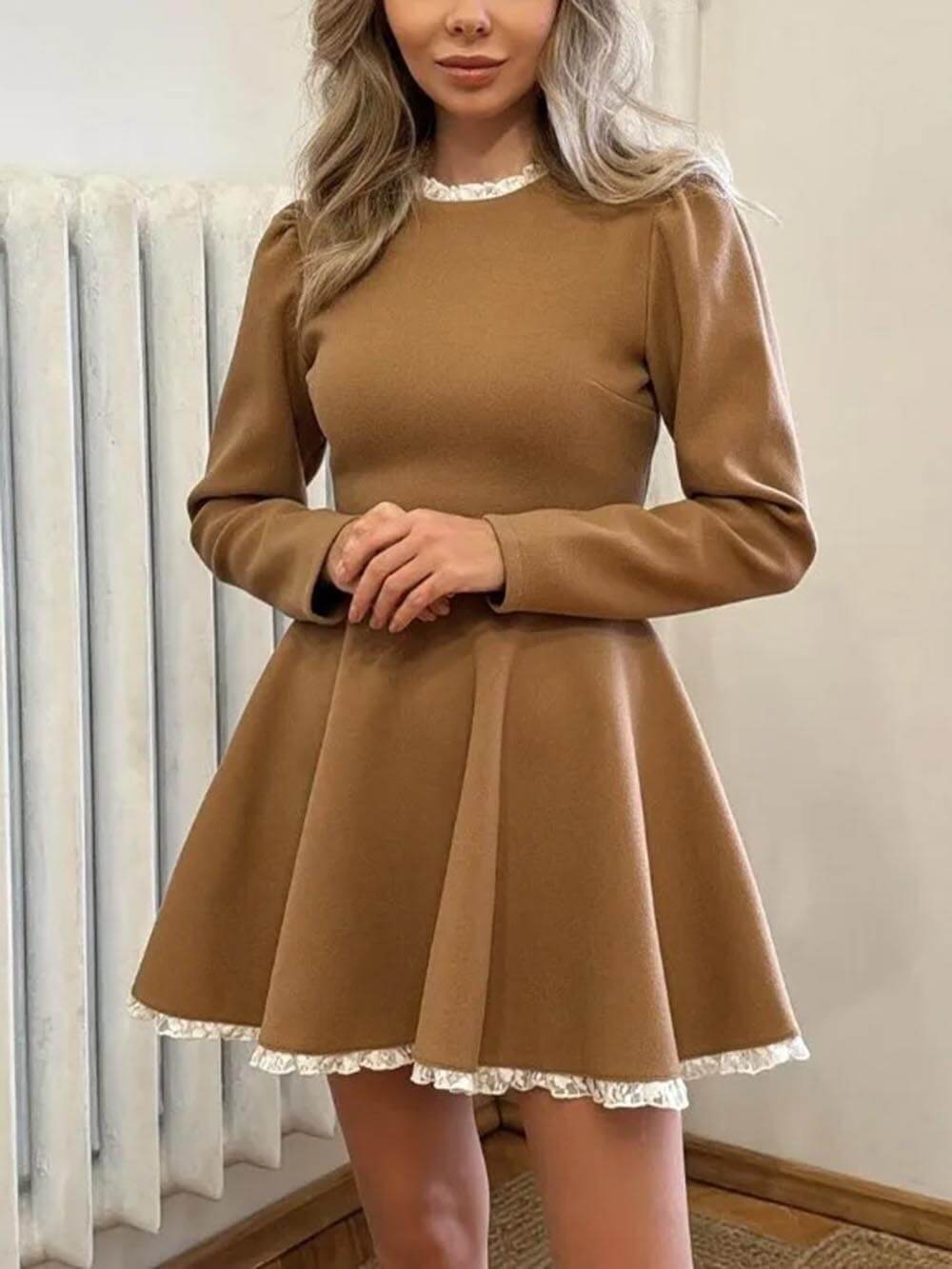 Mini-robe élégante à manches longues et taille haute avec empiècements en dentelle