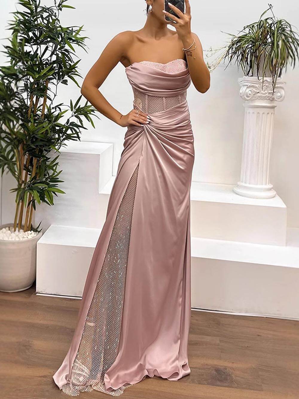 Robe longue drapée froncée à épaules dénudées et empiècements en satin délicat