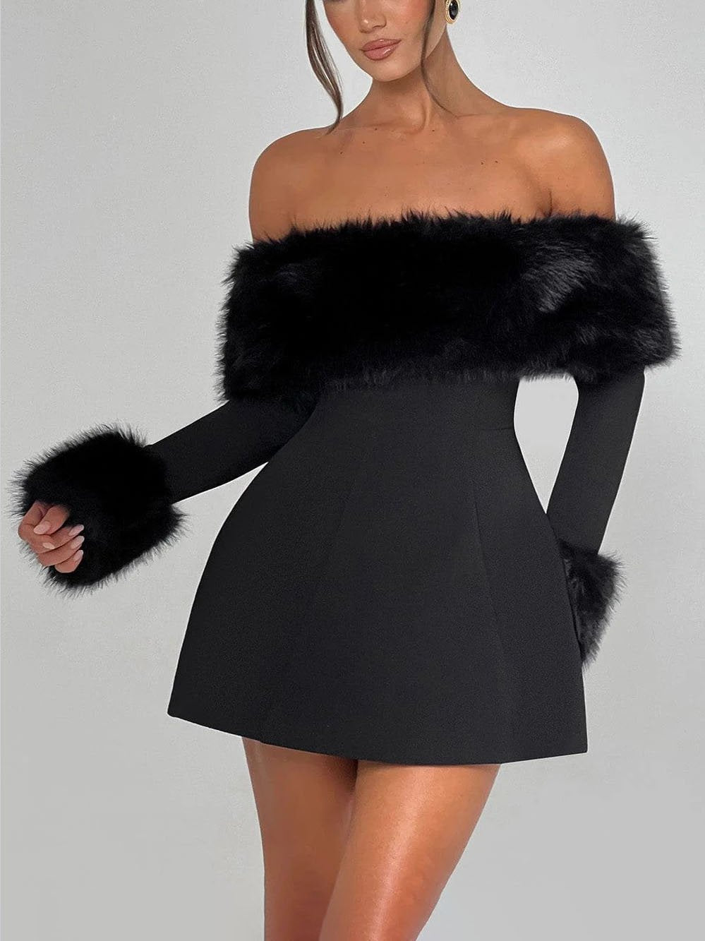 Robe courte trapèze ludique avec décolleté en fausse fourrure