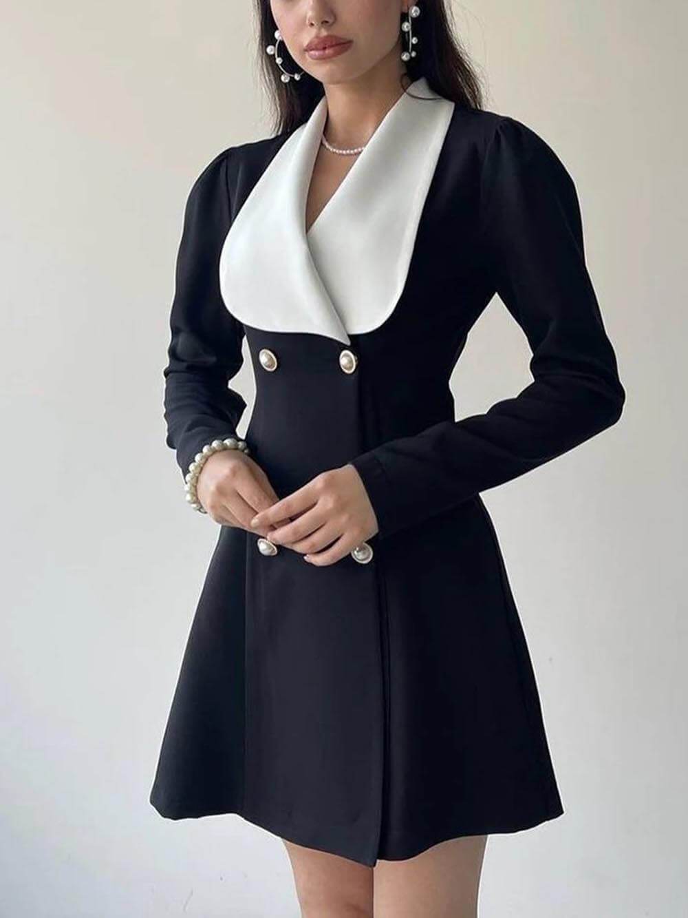 Robe mini blazer élégante à revers et boucle en métal de couleur contrastée