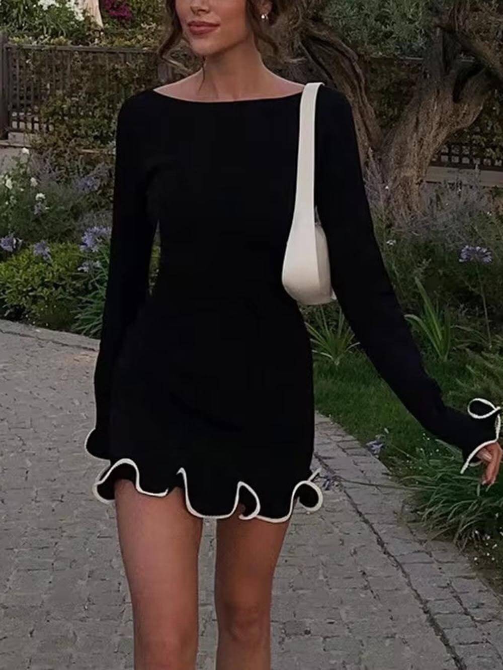 Robe courte unique à ourlet roulé et col rond, coupe ajustée