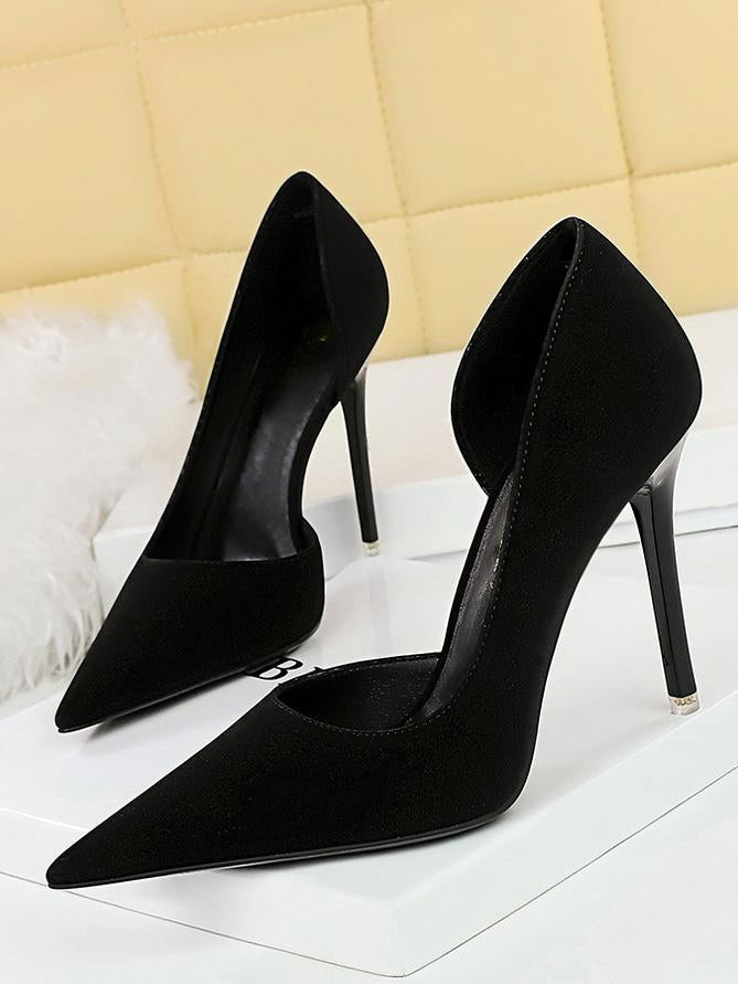 Talons hauts pointus et creux sur le côté rétro
