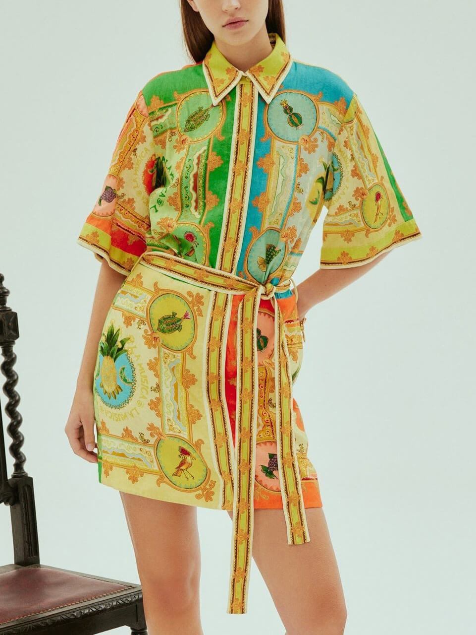 Mini-robe en satin à imprimé amusant et exquis