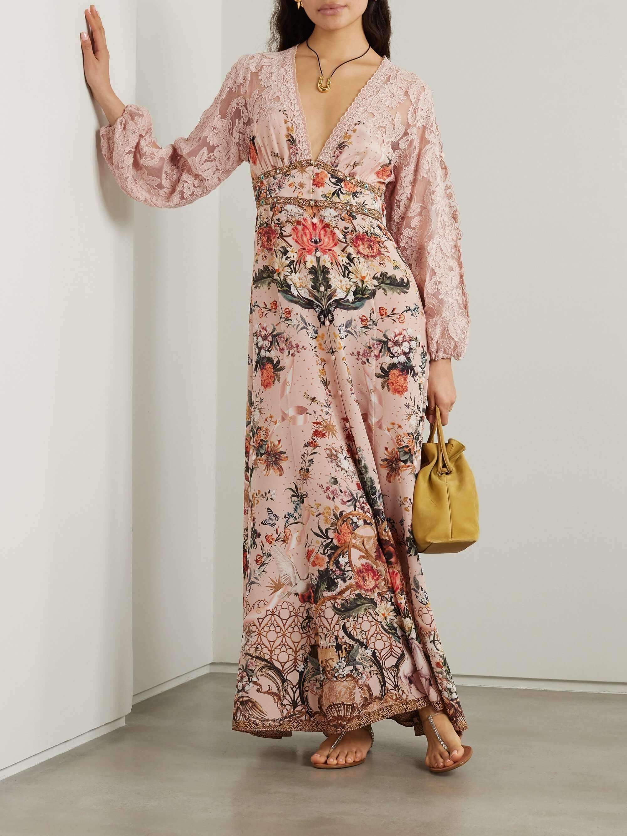 Robe longue élégante imprimée à empiècements en dentelle