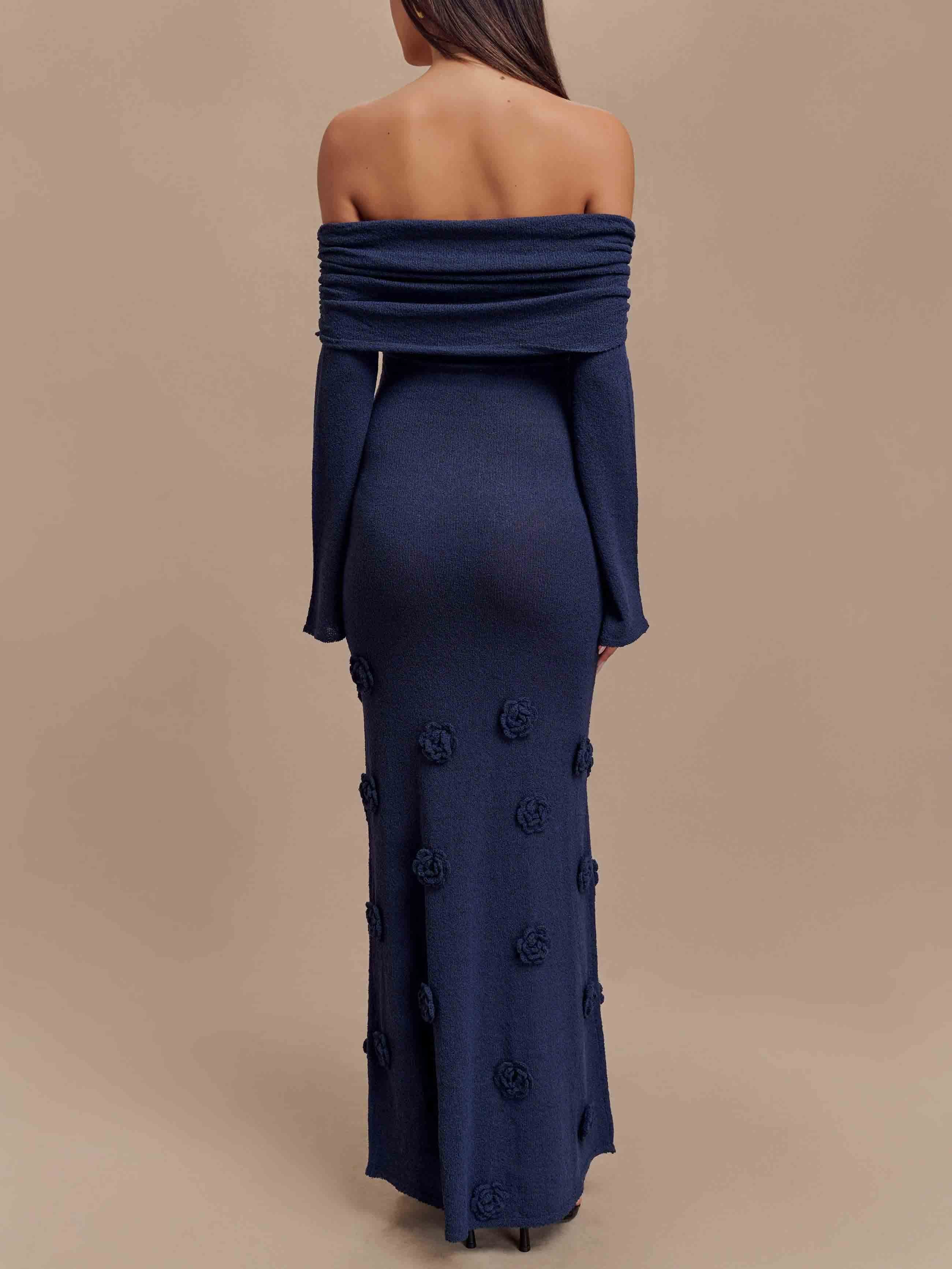 Robe longue élégante en tricot à épaules dénudées et motif rose