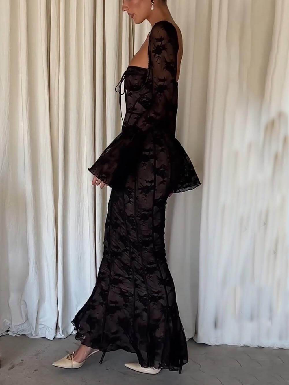 Robe longue en dentelle noire à manches longues, délicate et élégante