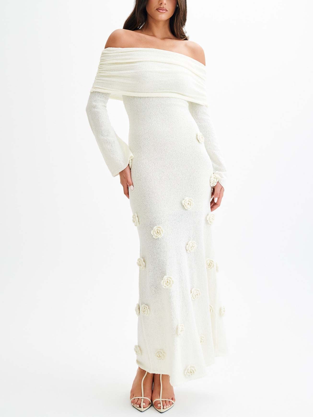 Robe longue élégante en tricot à épaules dénudées et motif rose