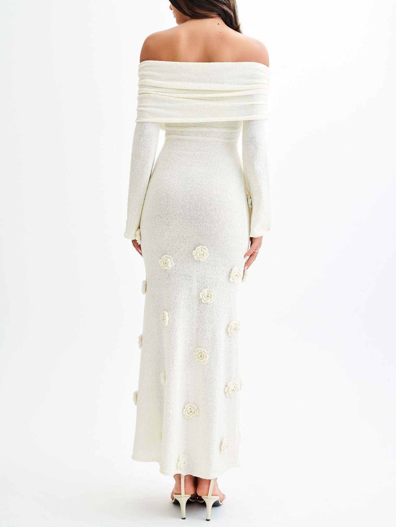 Robe longue élégante en tricot à épaules dénudées et motif rose