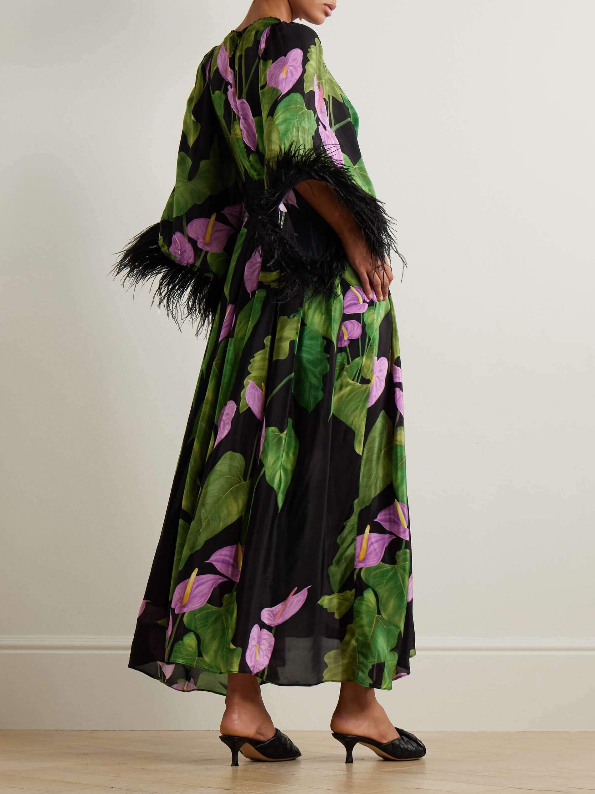 Robe longue fluide à imprimé floral et bordure en plumes élégante