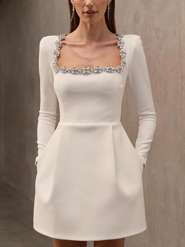 Robe courte élégante à col carré et ornements en cristal