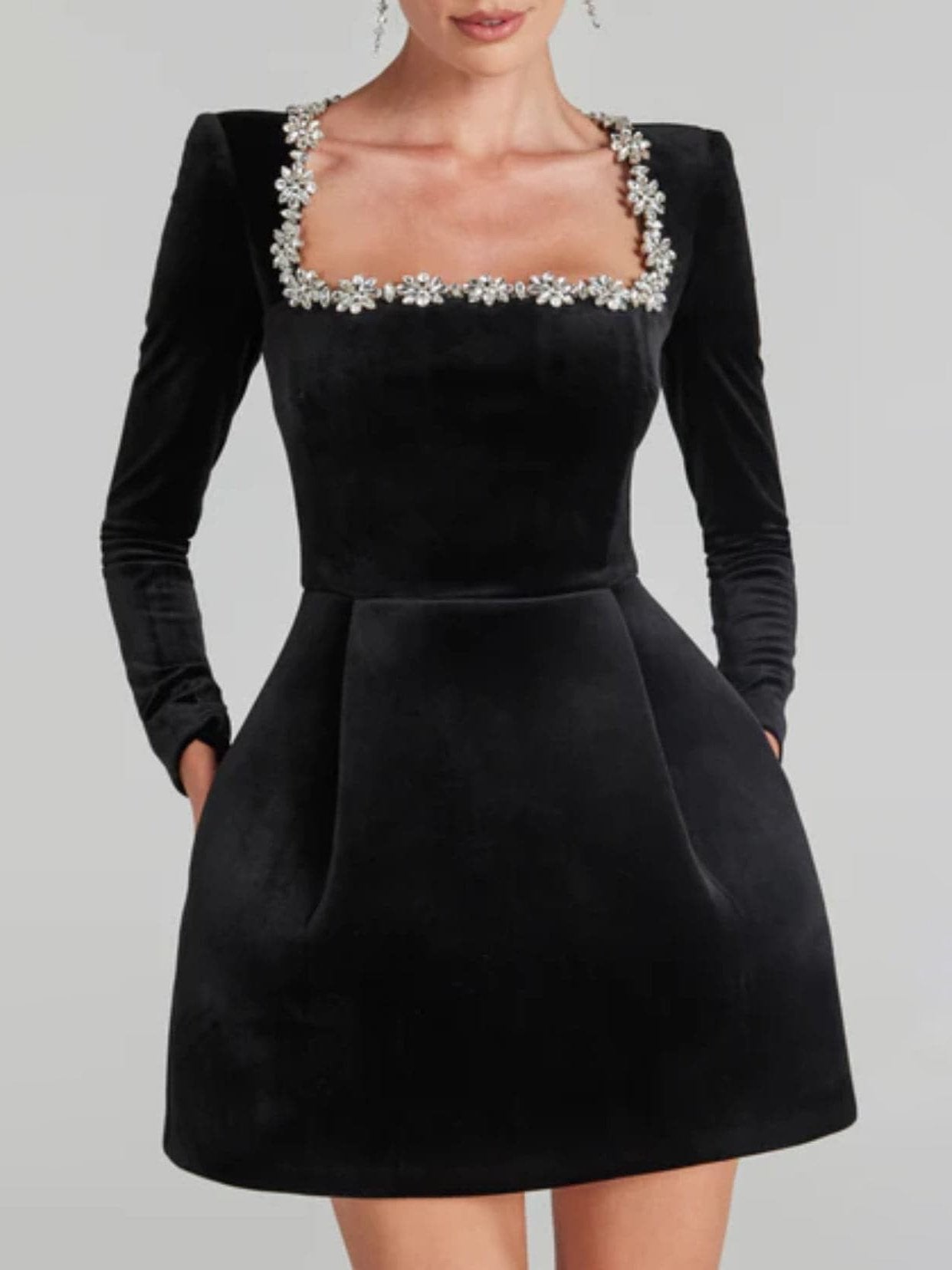 Robe courte élégante à col carré et ornements en cristal