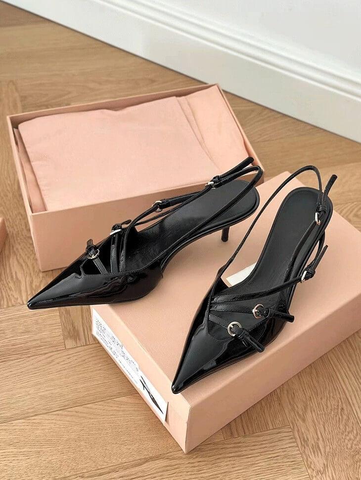 Escarpins à talons aiguilles pointus et à lanières en cuir verni