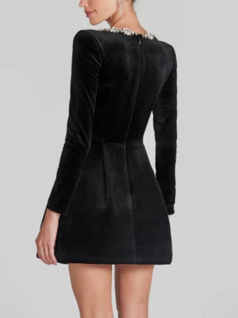 Robe courte élégante à col carré et ornements en cristal