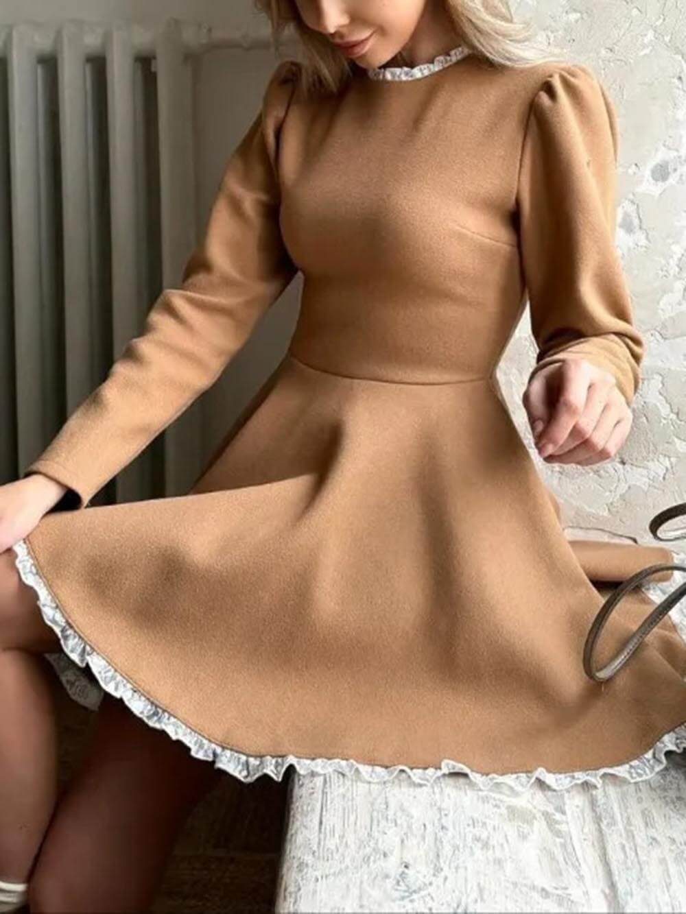 Mini-robe élégante à manches longues et taille haute avec empiècements en dentelle