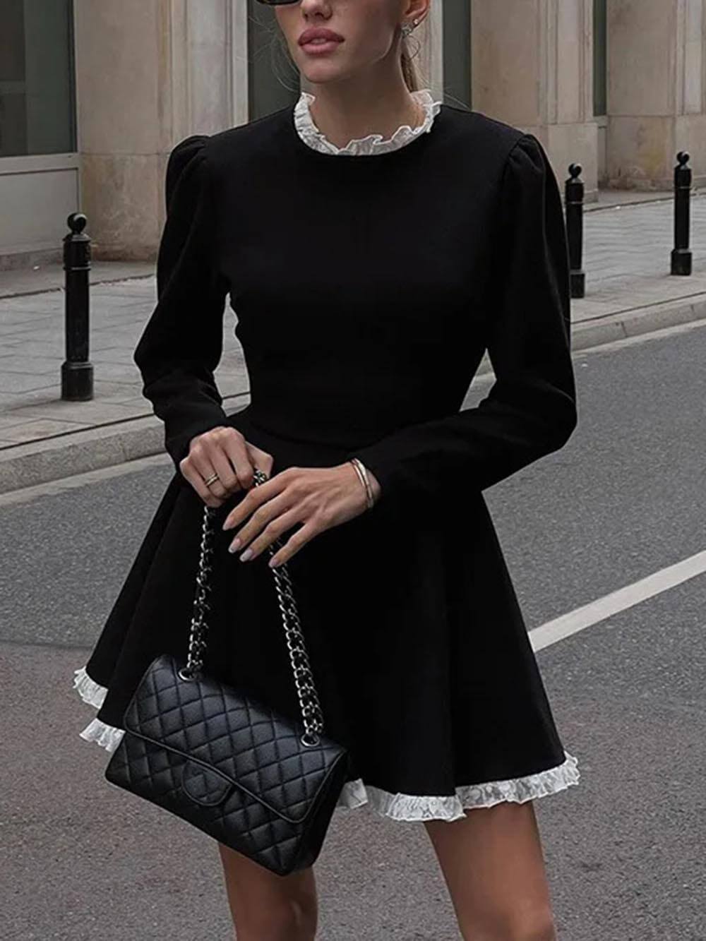 Mini-robe élégante à manches longues et taille haute avec empiècements en dentelle