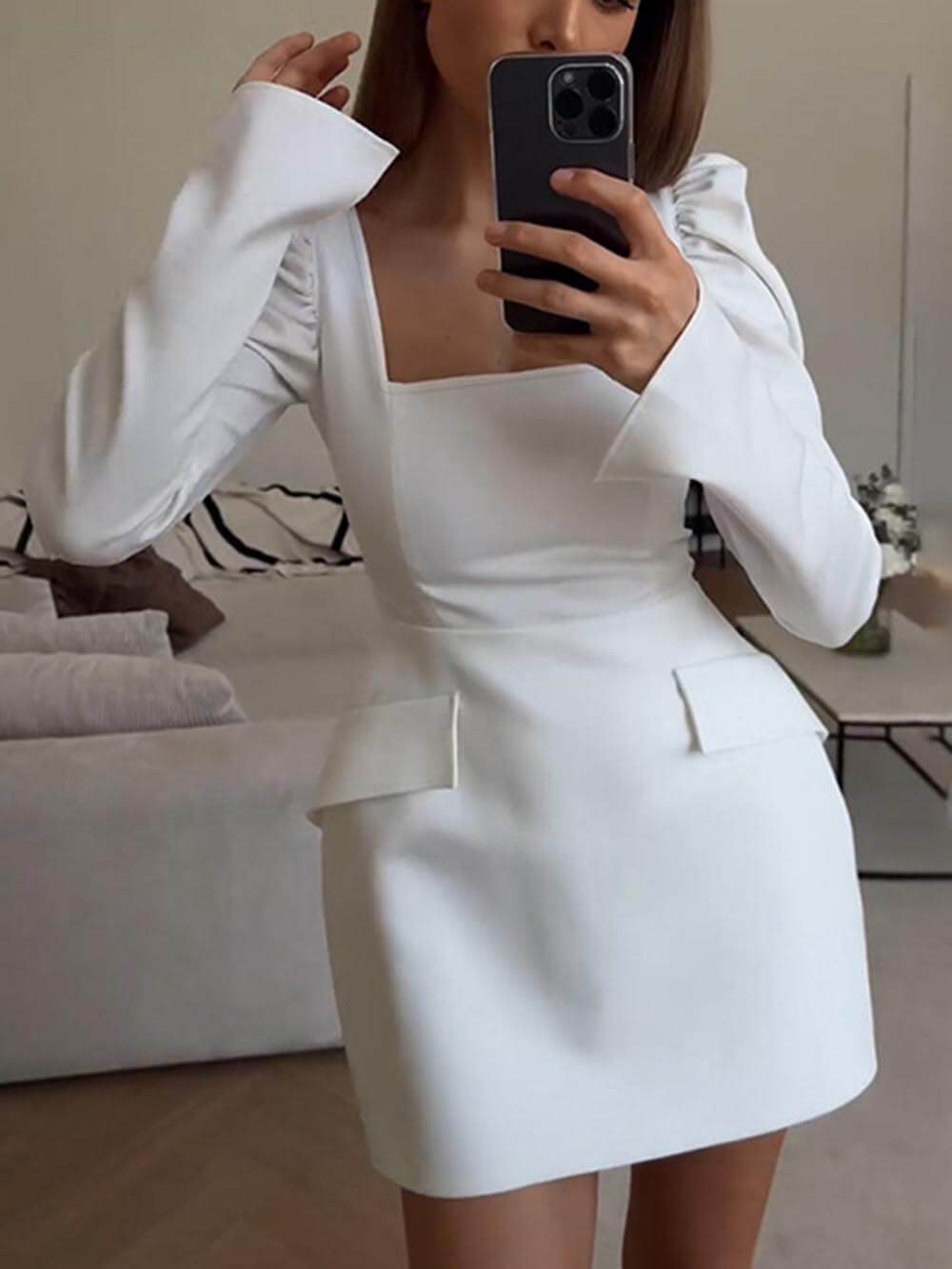 Vestido mini elegante y moderno, ajustado, plisado, con mangas acampanadas y escote cuadrado.